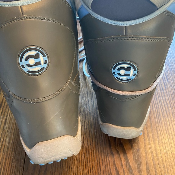 Size 9 Evolution snowboard boots. Ladies. EUC - Picture 3 of 4